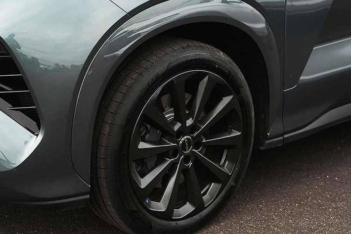 Mẫu xe SUV 7 chỗ nhà BYD sở hữu bộ mâm 21 inch thể thao đa chấu thể thao và năng động hơn. Cùng với đó là phần kính xe phủ lớp phim mạ bạc kép, giúp cách âm, cách nhiệt, chống tia UV, đảm bảo sự riêng tư và an toàn.