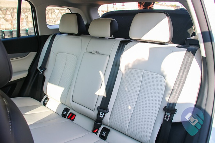 Không chỉ tiện nghi, Jaecoo J5 còn thực dụng với khoang hành lý có thể tích 480 lít, có thể mở rộng lên 1.180 lít khi gập hàng ghế sau theo tỷ lệ 60:40. Trong khoang phụ dưới sàn chứa lốp dự phòng.