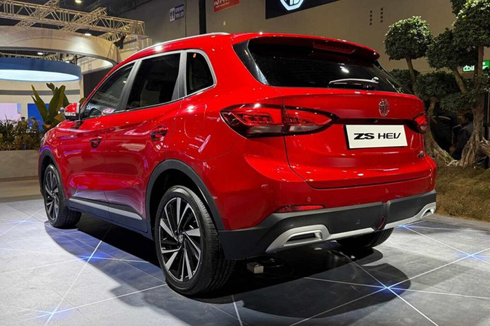 Khu vực bên sườn được điều chỉnh ở một số khu vực như cột D và vành la-zăng. Bên cạnh đó là cụm đèn hậu LED mới ôm lấy hai góc đuôi xe, cản sau đi kèm ốp màu bạc bao quanh 2 đầu ống xả giả và đèn phanh nhỏ ở giữa.