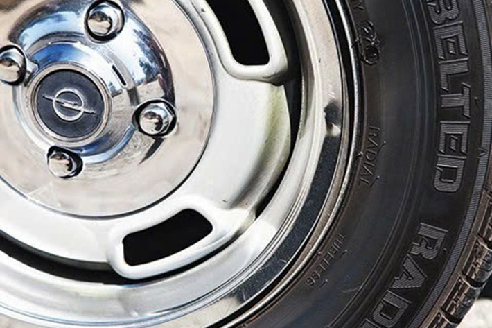 Opel GT thế hệ đầu tiên sản xuất từ năm 1968–1973, ra mắt như một bài tập về kiểu dáng vào năm 1965 tại các triển lãm ô tô Paris và Frankfurt. Chiếc xe sản xuất sử dụng các thành phần cơ khí từ Opel Kadett B đương thời và thân xe mui cứng hai cửa của nhà thầu Pháp Brissonneau &amp; Lotz.