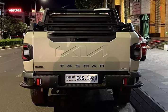 Thứ hai là động cơ diesel 4 xi-lanh, tăng áp, dung tích 2.2L, sản sinh công suất tối đa 210 mã lực và mô-men xoắn cực đại 441 Nm. Động cơ này đi với hộp số sàn 6 cấp hoặc hộp số tự động. Ở phiên bản số sàn, Kia Tasman 2025 máy dầu cần 10,4 giây để tăng tốc từ 0-100 km/h và tiêu thụ lượng nhiên liệu 13,2 km/lít (7,5 lít/100 km).