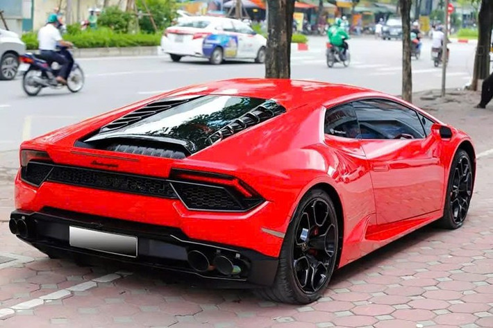 Điểm mới tiếp theo của chiếc siêu xe Lamborghini Huracan 580-2 này chính là việc xe được lắp biển số đấu giá 60K-977.79 với số tiền 115 triệu đồng. Ngoài ra, chiếc siêu xe Lamborghini Huracan phiên bản dẫn động cầu sau trong bài viết này có tiểu sử khá hoành tráng.