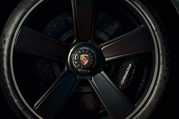 Mẫu xe Porsche 911 GT3 90 FA đặc biệt này còn được trang bị bộ mâm Sport Classic màu đen mờ độc đáo với trục khóa trung tâm và logo Porsche năm 1963. Ngoài ra, lỗ thông gió động cơ phía sau còn có huy hiệu đặc biệt “90 FA Porsche”.