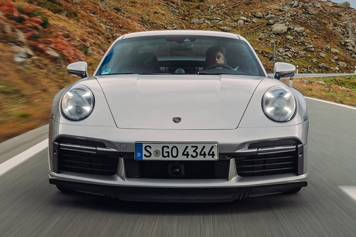 Dù không nằm trong dòng Heritage Design chính thức, phiên bản 50 Years vẫn có nhiều chi tiết gợi nhắc quá khứ. Xe được trang bị bộ mâm 911 Turbo S Exclusive Design màu Turbonite kích thước 20/21 inch tiêu chuẩn. Ngoài ra, khách hàng có thể nâng cấp lên mâm Sport Classic màu trắng, thuộc gói Heritage Design trị giá hơn 1 tỷ đồng.