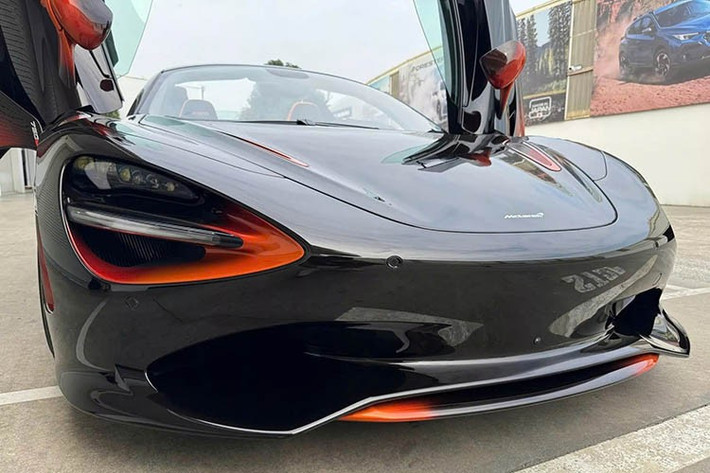 Bên cạnh nâng cấp về động cơ và vật liệu carbon siêu nhẹ, 750S còn được tinh chỉnh mạnh mẽ về khí động học với phần mũi xe thấp hơn, bộ chia gió trước mở rộng, hốc hút gió thu gọn quanh cụm đèn pha và cánh gió sau chủ động lớn hơn 20% so với 720S.