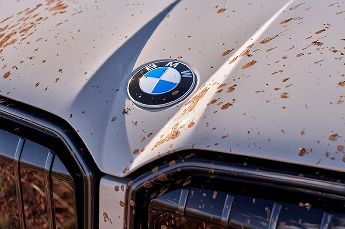 Thảm sàn chống chịu mọi thời tiết và giá nóc màu đen cũng là trang bị tiêu chuẩn, cùng với hộp đựng đồ trên nóc, có sức chứa lên đến 320 lít. Một móc kéo rơ-moóc giúp X3 Rugged có khả năng kéo tới 2.495 kg.