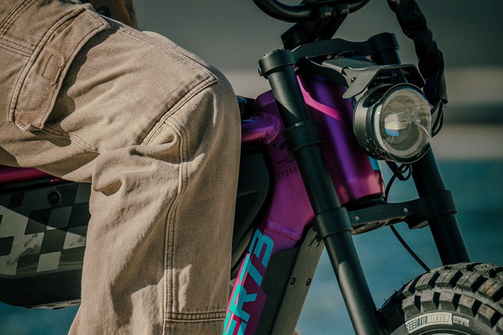 Bên dưới dáng vẻ hầm hố ấy là khung nhôm chắc chắn đi kèm động cơ in-hub gắn trục bánh sau với công suất 500 watt. Khối động cơ này được giới hạn tốc độ ở mức 32 km/h, nhờ đó không yêu cầu người điều khiển cần có bằng lái.