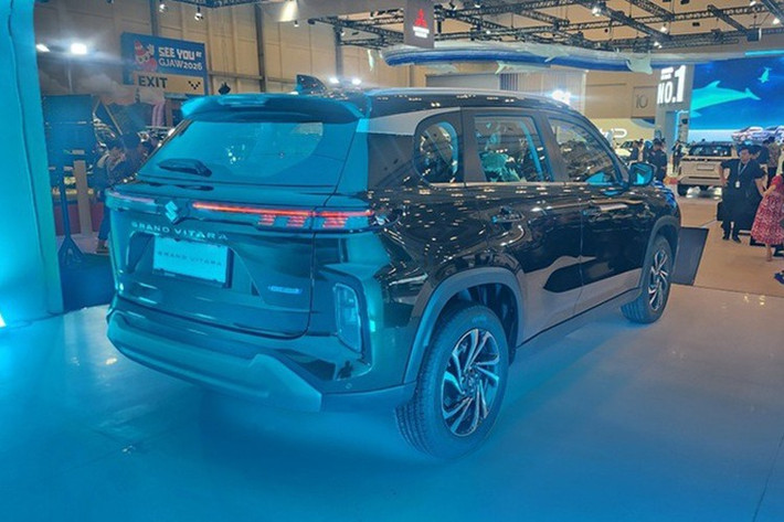 Các chi tiết còn lại như bộ mâm hay thiết kế tổng thể thân xe và một số chi tiết vẫn được giữ nguyên. Điều này cho thấy Grand Vitara 2025 không phải là bản facelift (nâng cấp giữa vòng đời) mà thiên về điều chỉnh trang bị.