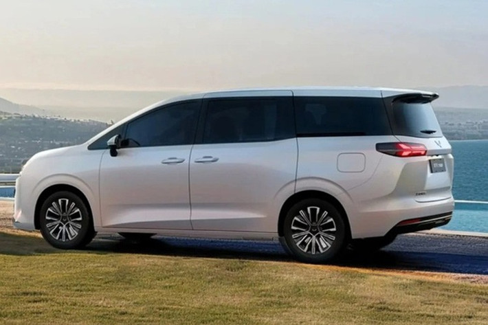 Điểm đáng chú ý nhất của Wuling Xingguang 730 là độ đa dạng trong hệ truyền động, đây là điều hiếm thấy ở một mẫu MPV giá rẻ. Phiên bản xăng thuần túy được trang bị động cơ tăng áp 1.5L, công suất 174 mã lực, kết hợp hộp số sàn 6 cấp hoặc CVT vô cấp. Phiên bản PHEV (hybrid cắm sạc) với sự kết hợp của động cơ xăng 1.5L kết hợp mô-tơ điện thế hệ thứ 4, cho tầm hoạt động thuần điện 125 km (CLTC).