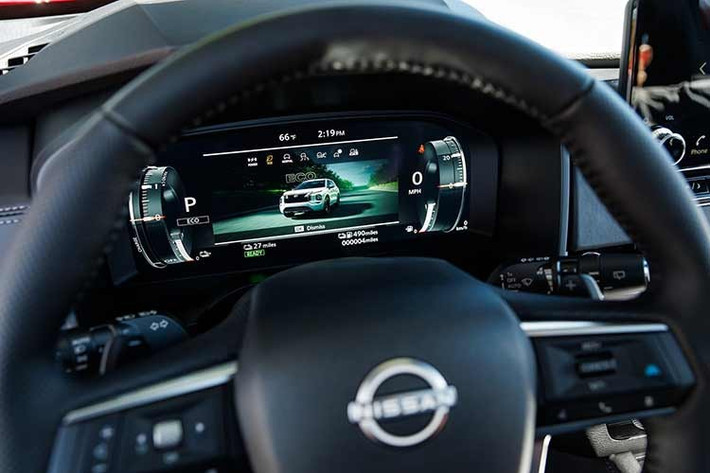 Những điểm khác biệt chính giữa mẫu xe này và Mitsubishi Outlander PHEV nằm ở lưới tản nhiệt V-Motion thay vì lưới tản nhiệt Dynamic Shield, thanh trang trí màu đen nối liền đèn hậu và thiết kế mâm xe riêng biệt.