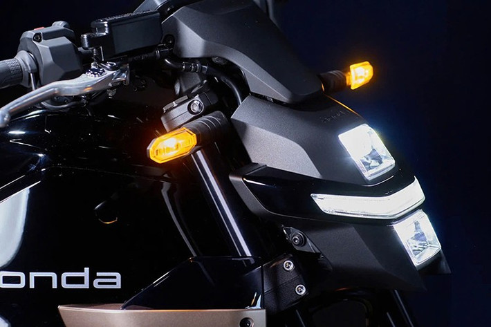 Màn hình TFT 5 inch hiển thị sắc nét các thông số vận hành và hỗ trợ kết nối điện thoại qua ứng dụng Honda RoadSync. Những tiện ích thực dụng như chìa khóa thông minh, cốp xe 20 lít dưới yên và chế độ hỗ trợ dắt xe tốc độ thấp giúp WN7 trở nên thân thiện hơn trong môi trường đô thị.