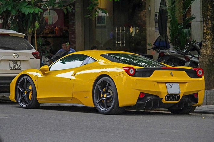 Ferrari 458 Italia được chính thức giới thiệu tại triển lãm ôtô Frankfurt vào ngày 19 tháng 9 năm 2009 nhằm thay thế chiếc Ferrari F430, và sau này, nó được kế thừa bởi 488 GTB (Gran Turismo Berlinetta) vào năm 2015, trước khi dòng xe F8 ra đời để tiếp nối thành công của đàn ngựa V8 mạnh mẽ.