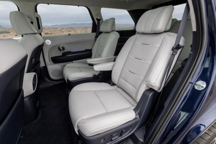 Đặc biệt, phiên bản cao cấp nhất Calligraphy mang đến trải nghiệm tương đương các dòng xe hạng sang Genesis với vật liệu cao cấp và độ hoàn thiện tinh xảo.Tiện nghi hàng ghế sau cũng là điểm cộng lớn khi Palisade cung cấp tùy chọn ghế thương gia ở hàng thứ hai với chức năng ngả lưng và đệm đỡ chân.