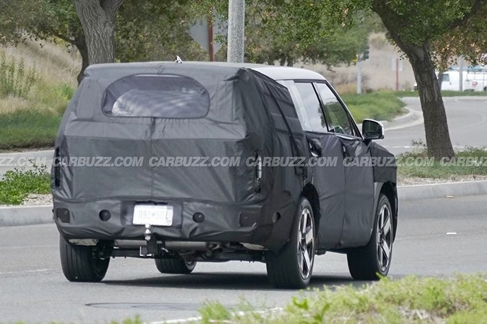 Cụ thể, những bức ảnh ghi lại bản thử nghiệm gần đây cho thấy Hyundai đang chuẩn bị một cuộc lột xác lớn cho mẫu xe SUV SantaFe bán chạy của mình. Cũng theo một số nguồn tin, xe dự kiến ra mắt vào cuối năm 2026.