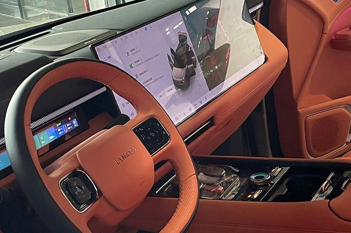 Bên trong Lynk &amp; Co 900 là không gian nội thất 3 hàng ghế với 6 chỗ ngồi. Hàng ghế thứ hai có thể trượt lên đến 550 mm trong khi lưng ghế hàng ba điều chỉnh được 125 mm. Lynk &amp; Co cho biết xe có không gian phía trên đầu hành khách và khoảng duôi chân chân rộng nhất phân khúc.