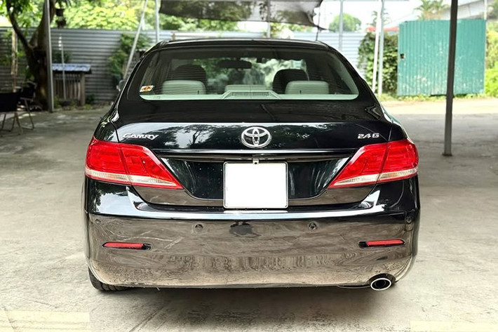 Trong bối cảnh thị trường xe cũ ngày càng sôi động, những chiếc sedan hạng D như Camry đời 2010 ở mức giá 300 triệu đồng vẫn tạo sức hút nhờ sự cân bằng giữa thương hiệu, độ bền và chi phí sử dụng. Tuy nhiên, người mua không nên nhìn nhận đây là “món hời” tuyệt đối, bởi tuổi đời xe đã khá cao và nguy cơ phát sinh chi phí bảo dưỡng là khó tránh khỏi.