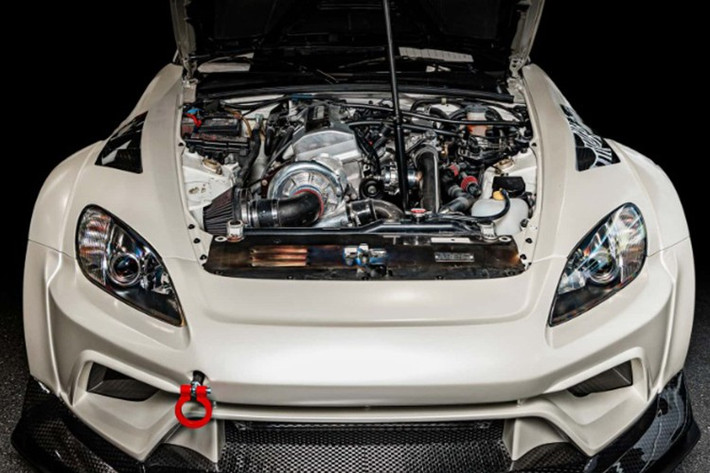 Khoang cabin được bọc Alcantara đen cao cấp trên táp-lô, táp-pi cửa và trần xe, vừa tăng độ sang trọng, vừa giúp giảm độ chói trong điều kiện ánh sáng mạnh, đây là một chi tiết thường thấy trên xe đua chuyên nghiệp.