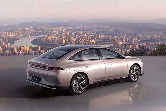 Tay nắm cửa của Nissan N6 PHEV 2026 dạng ẩn và cụm đèn hậu LED chạy ngang, tích hợp dòng chữ “NISSAN” phát sáng, góp phần tăng tính hiện đại.