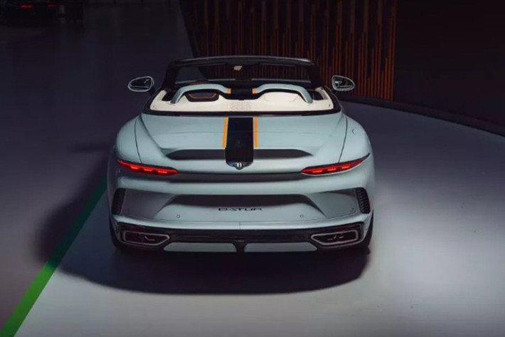 Chiếc xe siêu sang Bentley Batur Convertible đầu tiên được Bentley hoàn thiện với lớp sơn Vermillion Gloss trên nền Vermillion Satin, tạo nên sắc đỏ thẫm rực rỡ và sang trọng theo đơn đặt riêng của khách hàng.