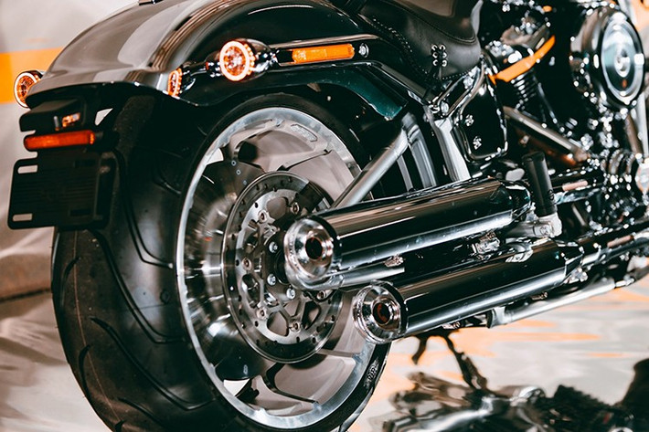 Do dựa trên Fat Boy 2025, bản Gray Ghost đặc biệt cũng đã bỏ động cơ 114 để chuyển sang động cơ 117. Điều này khiến Fat Boy mạnh mẽ hơn bao giờ hết với công suất hiện đạt 104 mã lực, tăng từ 94 mã lực của mẫu xe năm 2024.