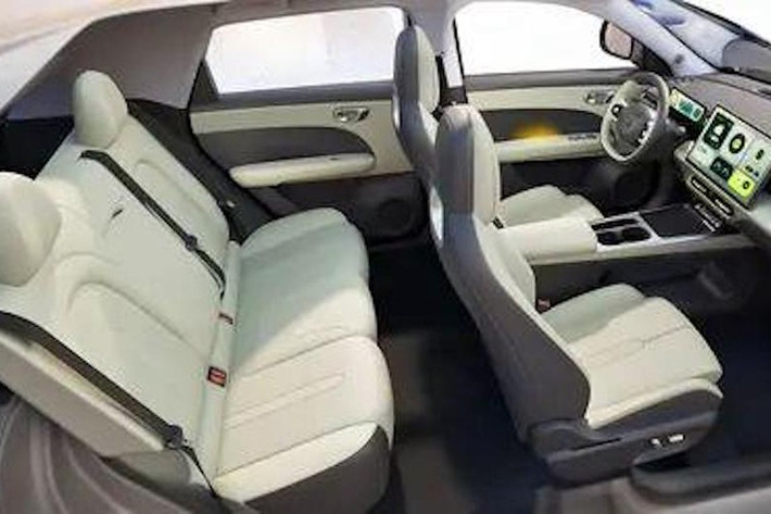 Xe được trang bị màn hình cảm ứng trung tâm 15,6 inch đặt nổi, có độ phân giải 2.5K, sử dụng chip Qualcomm Snapdragon 8155, hỗ trợ trợ lý giọng nói AI. Các trang bị đáng chú ý khác của xe gồm cập nhật phần mềm qua mạng OTA, đèn viền nội thất 256 màu, sạc không dây 50 W và kết nối di động Apple CarPlay, Huawei HiCar, CarLink,...