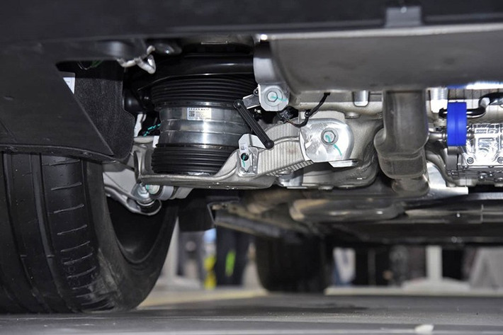 Zeekr 9X được phát triển trên nền tảng khung gầm với treo khí nén buồng đôi, hệ thống giảm chấn liên tục van kép và thanh chống lật chủ động 48V, đây là trang bị thường chỉ xuất hiện trên các mẫu xe siêu sang. Xe có thể đạt khoảng sáng gầm tối đa 288 mm, sẵn sàng cho nhiều điều kiện vận hành.