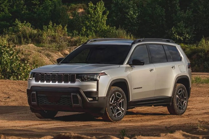 Là một trong những mẫu SUV nổi tiếng nhất của Mỹ, Jeep Cherokee đã trở lại với thế hệ thứ 6 lớn và sang trọng hơn trước, với hiệu suất được cải thiện nhờ hệ động lực hybrid mới. Thiết kế mới này nhằm mục đích cân bằng giữa vẻ ngoài mạnh mẽ với cảm giác sang trọng hơn, đưa thương hiệu này vào phân khúc crossover hybrid cạnh tranh với các đối thủ như Toyota RAV4, Honda CR-V hay Mazda CX-50/CX-5.