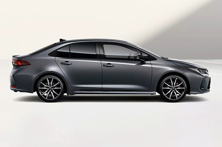 Đây là lần đầu tiên Toyota áp dụng màu sơn mờ trên một mẫu xe sản xuất đại trà tại châu Âu. Bên cạnh đó, hãng cũng bổ sung thêm tùy chọn màu Storm Grey ánh kim, phù hợp với cả hai kiểu dáng sedan và hatchback.