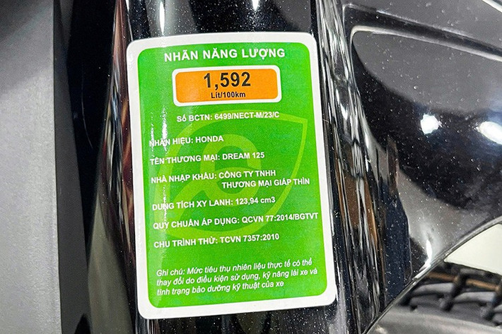 Honda Dream NCX 2026 sở hữu kích thước dài, rộng, cao tương ứng 1.868 x 697 x 1.051 (mm), chiều dài cơ sở 1.200 mm, khoảng sáng gầm 143 mm, chiều cao yên 751 mm và trọng lượng 98 kg. Các thông số này tương đương phiên bản Dream NCX 125 2025.