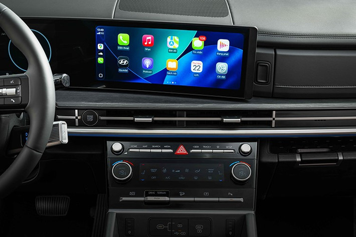 Sự tiện nghi được nâng tầm với cần số điện tử dạng xoay tích hợp sau vô lăng, giúp giải phóng không gian yên ngựa. Hệ thống ghế ngồi chỉnh điện, nhớ vị trí, tích hợp sấy và thông gió (hàng ghế trước) cùng sấy vô lăng đảm bảo sự thoải mái tối đa trong mọi điều kiện thời tiết. Ngoài ra, xe còn trang bị sạc không dây đôi công suất 15W và cổng sạc USB-C 27W nhanh chóng.