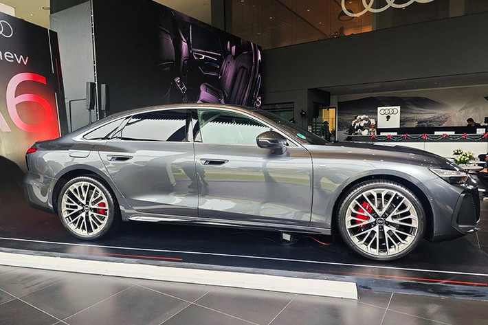 Mẫu xe sedan hạng sang Audi A6 2026 thế hệ hoàn toàn mới gây ấn tượng ngay từ ánh nhìn đầu tiên với gói ngoại thất S line được trang bị tiêu chuẩn giúp chiếc sedan mang dáng vẻ thể thao hơn.