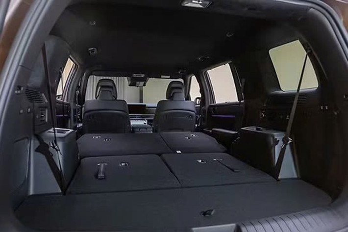 Cung cấp sức mạnh cho Hyundai Santa Fe Hybrid 2025 là động cơ xăng tăng áp 1.6L T-GDi (mã G4FT), cho công suất 180 mã lực và mô-men xoắn 265 Nm. Động cơ này kết hợp với mô-tơ điện công suất 61 mã lực và pin lithium-ion polymer dung lượng 1,49 kWh.