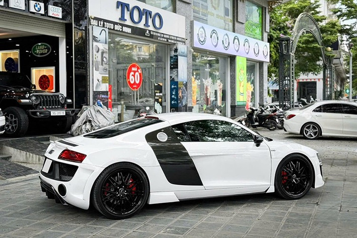 Chiếc siêu xe Audi R8 này máy zin, các trang bị khác đều hoàn hảo để giúp xe có thể khiến người lái dính ghế sau mỗi cú đạp ga. Điểm sáng của xe là bộ body kit của hãng Regula mang đến cho nó mặt tiền hầm hố hơn so với xe Audi R8 nguyên bản.