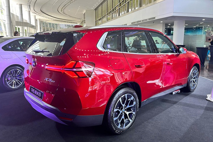 Dòng SUV hạng sang cỡ trung nay chỉ còn hai phiên bản thay vì ba như thế hệ trước, gồm X3 20 xDrive và X3 20 xDrive M Sport. So với đời cũ, BMW X3 2025 lược bỏ phiên bản xDrive30i M Sport, đồng thời sử dụng chung một cấu hình động cơ cho cả hai biến thể còn lại.