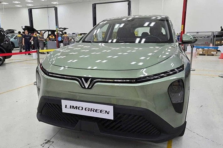 Gần đây, cộng đồng mê xe tại Việt Nam xôn xao khi xuất hiện hình ảnh được cho là của VinFast Limo Green chạy điện ngoài đời thực, được cho là tại nhà máy ở Hải Phòng.
