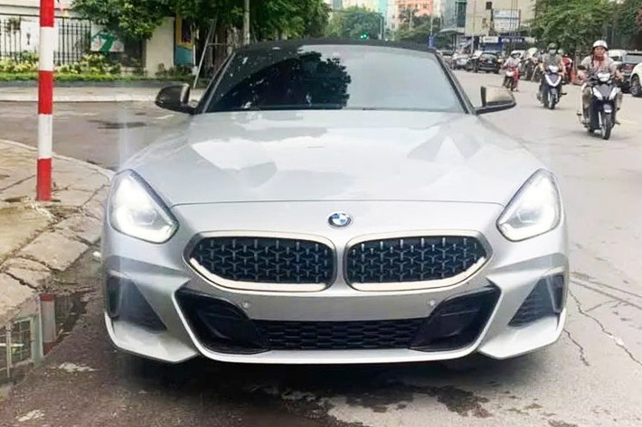 Điểm đặc biệt của chiếc xe thể thao mui trần BMW Z4 thế hệ mới sang chảnh đầu tiên về Việt Nam thuộc phiên bản M40i, tức xe được trang bị khối động cơ xăng 6 xi-lanh thẳng hàng, dung tích 3.0 lít, sản sinh công suất tối đa 382 mã lực và mô-men xoắn cực đại 500 Nm tại tua máy 1.600 - 4.500 vòng/phút.