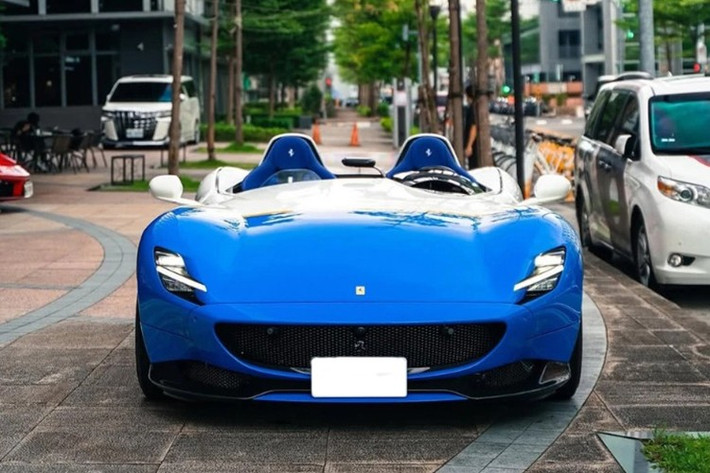 Dù thông tin chi tiết về chiếc xe của Trần Chí không được công bố chính thức, nhưng nhiều nguồn tin cho rằng, anh ta đã mua Monza SP2 từ năm 2019. Xe mang biển số BQC9999 và sở hữu màu ngoại thất xanh French Racing Blue phối trắng Bianco King, chia tách bằng một đường sọc vàng Giallo Modena chạy dọc thân.