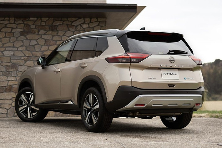 Khối động cơ này sản sinh công suất 142 mã lực, mô-men xoắn 250 Nm. Mô-tơ điện phía trước có công suất lên tới 203 mã lực, trong khi mô-tơ sau đạt 135 mã lực. Nhờ sự kết hợp này, xe có thể vận hành hoàn toàn bằng mô-tơ điện, mang lại cảm giác lái mượt mà và hiệu quả.