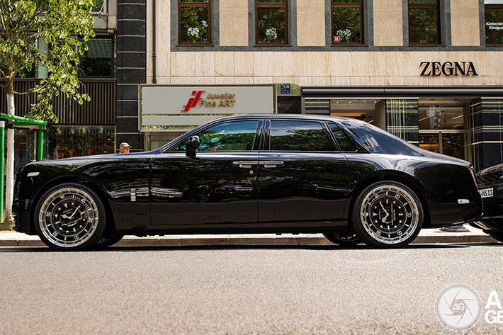 Dựa trên bộ mâm SP3, Novitec chế tác lại toàn bộ bề mặt mâm xe siêu sang Rolls-Royce Phantom VIII theo phong cách vành bezel của Rolex Submariner, với các vạch chia thời gian, đường cắt viền sắc nét và kiểu chữ đặc trưng.