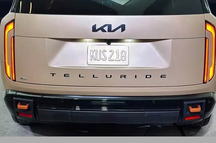 Chưa dừng ở đó, dòng Telluride thế hệ mới còn có phiên bản X-Pro hỗ trợ off-road với hệ thống treo đặc biệt có hành trình dài hơn, khoảng sáng gầm tăng thêm 25 mm, móc kéo và lốp địa hình. Các chi tiết ngoại thất màu đen và giá nóc cũng là đặc điểm nhận dạng của bản X-Pro.