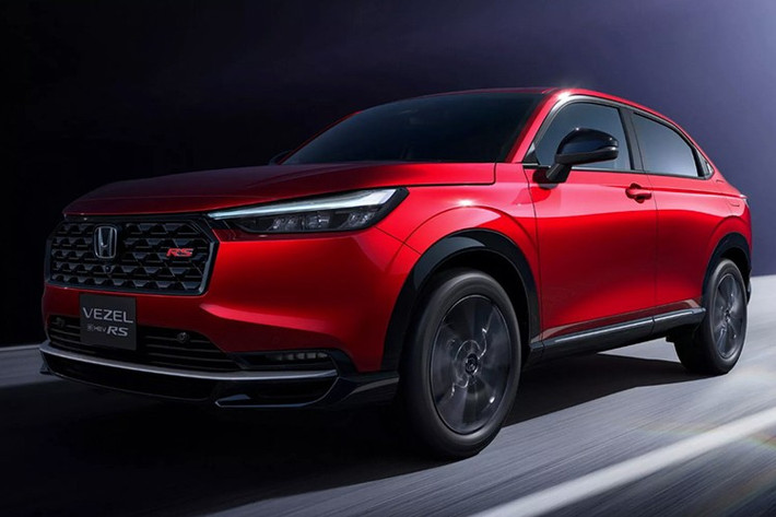 Xe sở hữu ốp hông thể thao và bộ mâm hợp kim 18 inch cắt kim cương. Xe có 5 tùy chọn màu sơn, trong đó nổi bật là đỏ Premium Crystal Red Metallic.