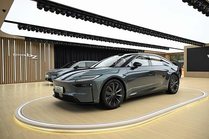 GAC Toyota tại Trung Quốc vừa chính thức khởi động chương trình đặt hàng trước cho mẫu sedan thuần điện bZ7 2026 mới, đánh dấu bước tiến quan trọng của thương hiệu trong phân khúc xe điện hạng sang. Nhìn tổng thể, bZ7 là sự hòa quyện giữa nét tinh tế đặc trưng của dòng xe điện Toyota và phong cách hiện đại, phá cách.