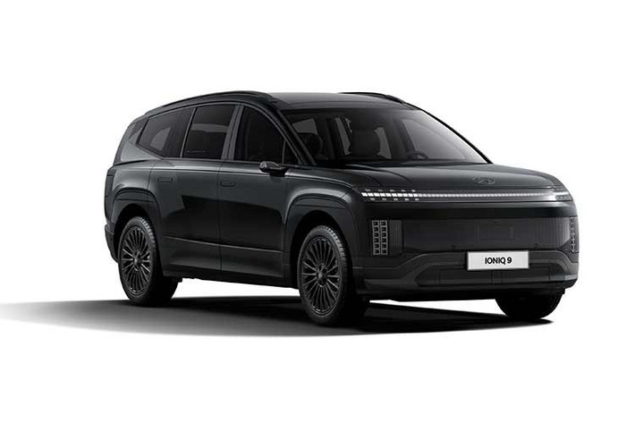 Mẫu SUV điện này cũng đạt nhiều chứng nhận an toàn cao nhất từ các tổ chức đánh giá uy tín, bao gồm danh hiệu IIHS Top Safety Pick+ tại Mỹ, chứng nhận an toàn 5 sao của Euro NCAP tại châu Âu và điểm số cao nhất trong các bài thử nghiệm của KNCAP tại Hàn Quốc.