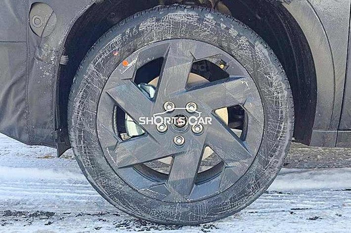 Về vận hành, Creta thế hệ mới vẫn duy trì 3 tùy chọn động cơ 1.5L gồm: xăng hút khí tự nhiên, xăng tăng áp và diesel tăng áp. Đi kèm là các loại hộp số như số sàn 6 cấp, CVT, tự động 6 cấp hoặc ly hợp kép 7 cấp (DCT), tùy phiên bản.