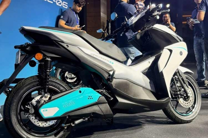 Hệ thống pin hỗ trợ sạc tại nhà thông qua ổ cắm tiêu chuẩn với thời gian sạc đầy khoảng 8 giờ và được bảo hành trong 3 năm hoặc 30.000 km. Độ bền của xe được đảm bảo khi động cơ và pin đạt chuẩn kháng nước, kháng bụi IP67, trong khi các linh kiện điện tử khác đạt chuẩn IP65.