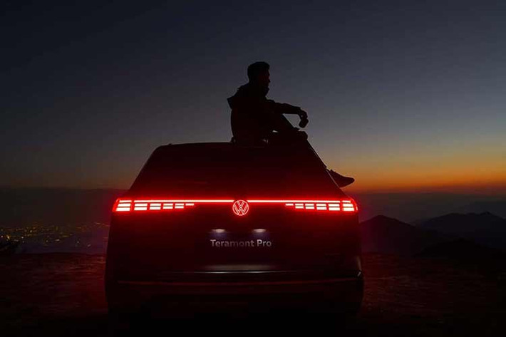Sự xuất hiện của Teramont Pro cũng đánh dấu chấm hết cho phiên bản nhập Mỹ hiện đang kinh doanh tại Việt Nam. Để chuẩn bị cho cuộc chuyển giao này, các đại lý đang triển khai chương trình ưu đãi đậm sâu nhằm xả kho các lô xe cũ. Cụ thể, phiên bản Teramont Base hiện được ưu đãi tới 210 triệu đồng, đưa giá bán thực tế xuống còn 1,788 tỷ đồng.