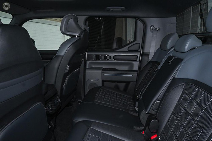 Tùy theo thị trường, Kia Tasman 2025 sẽ dùng những loại động cơ khác nhau. Trong đó, động cơ xăng Theta 3 với 4 xi-lanh, phun nhiên liệu trực tiếp, dung tích 2.5L dùng chung với Hyundai Santa Cruz. Động cơ cho công suất tối đa 281 mã lực và mô-men xoắn cực đại 421 Nm. Kết hợp với hộp số tự động 8 cấp, cho phép xe tăng tốc từ 0-100 km/h trong 8,5 giây và đạt vận tốc tối đa 185 km/h. Động cơ tiêu thụ lượng xăng trung bình 8 km/lít (khoảng 12,5 lít/100 km).