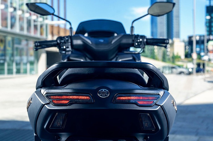 Đúng như tên gọi, chữ E trong tên của YECVT là "Electric". Hệ thống này hoạt động nhờ một mô-tơ điện kích hoạt bằng tín hiệu ECU hoặc nút, nối với nồi trước xe tay ga để điều khiển tỷ số truyền của hộp số vô cấp thay vì phụ thuộc vào tua máy.