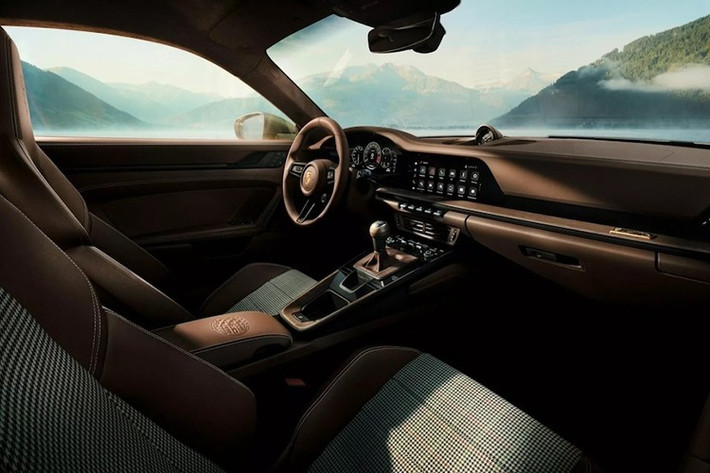 Phần vải này lấy cảm hứng từ họa tiết trên chiếc áo khoác thể thao yêu thích của Ferdinand, với sự kết hợp của các màu đen, xanh lá cây, nâu nấm Truffle, kem và đỏ Bordeaux. Chất liệu vải tương tự cũng được sử dụng trong hộc đựng đồ và khoang hành lý phía trước.