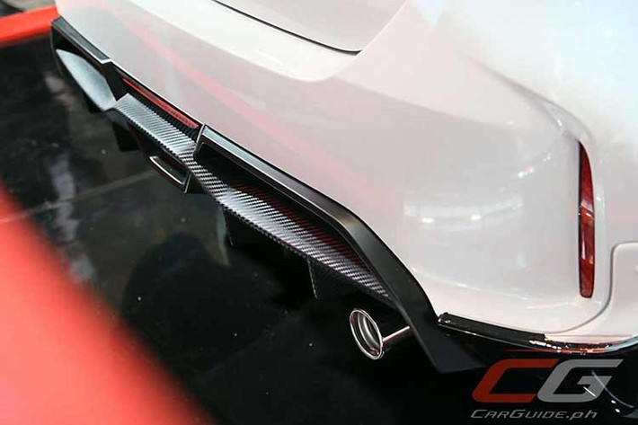 Đuôi xe được nâng cấp với đuôi gió thể thao, ốp cản sau mở rộng, khuếch tán gió và chụp ống xả thể thao. Tương tự bản sedan, logo kỷ niệm 30 năm cũng xuất hiện ở cửa hậu và xe sử dụng màu sơn trắng ngọc trai Platinum.